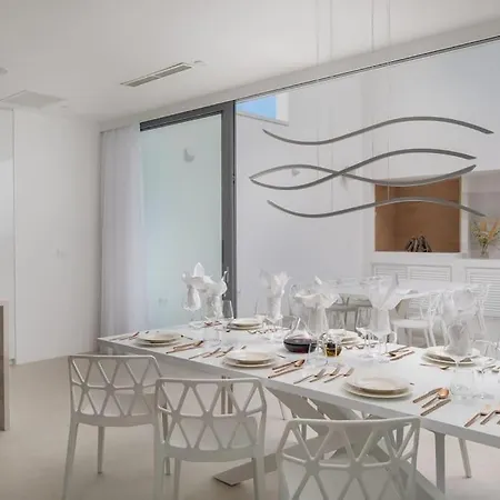 Villa Luxury White Palace With Heated Pool