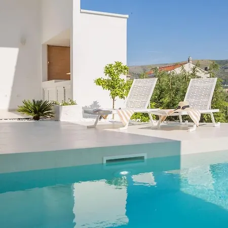 Villa Luxury White Palace With Heated Pool *
